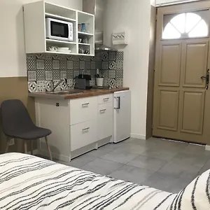 Studette De 17m2 Avec Parking Prive Gratuit Climatisation Et Petite Cuisine , Menton France